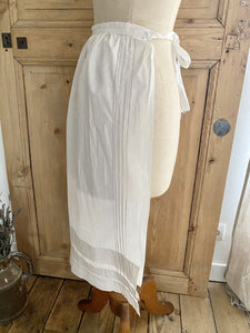 Tablier ancien 1900 laine brodé frangé Roumanie ? 49 cm x 72 cm Tablier ancien 1900 laine brodé frangé Roumanie ? 49 cm x 72 cm