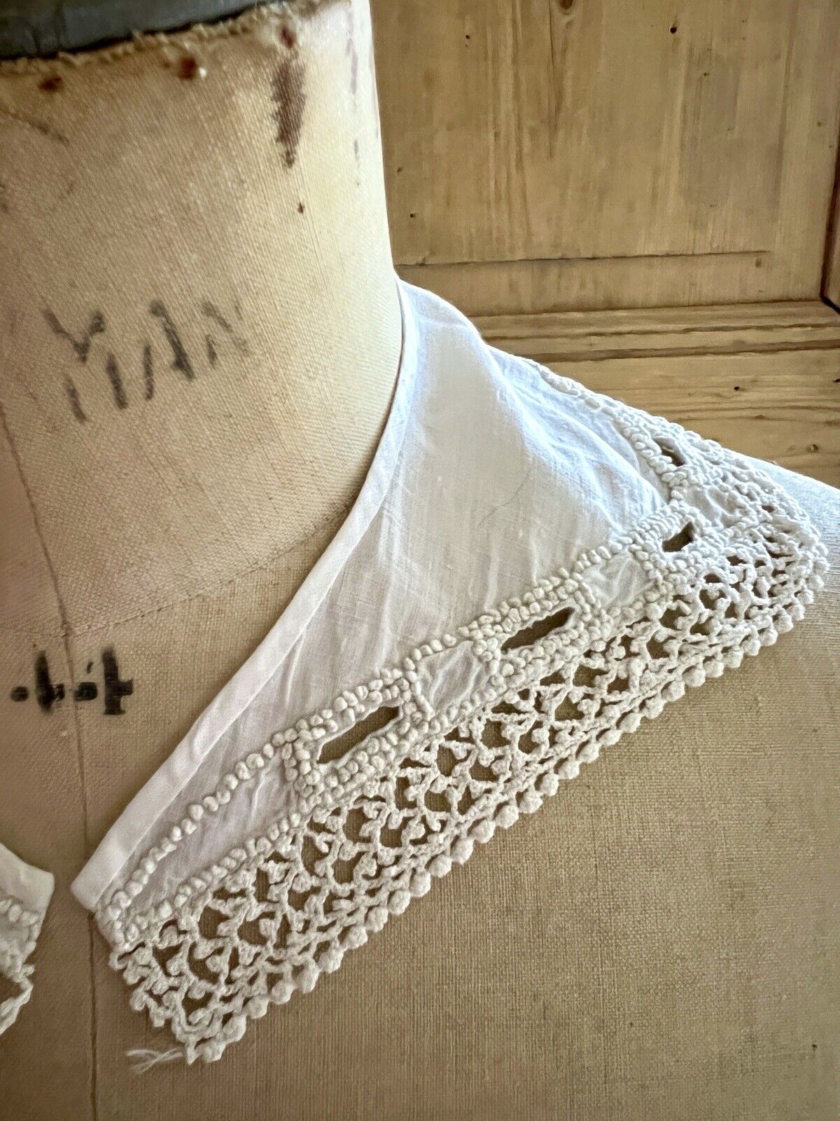 Vintage French linen EMBROIDERED collar c1930