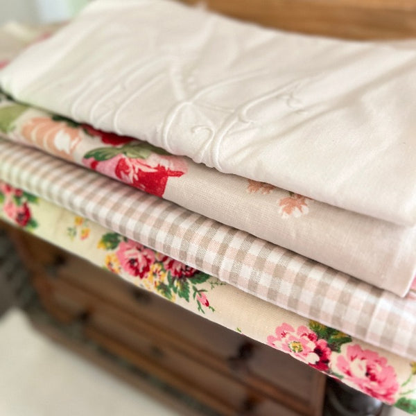 Coupon De Tissu Vintage - Motif Petites Fleurs Anciennes Sur Fond Blanc Cassé - 40x88 Cm