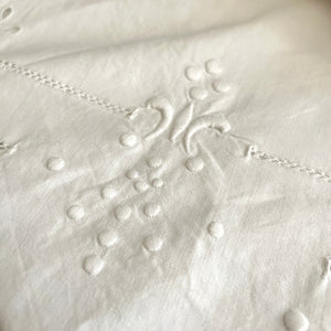 HOUSSE DE COUETTE EN PLUMETIS DE COTON BRODÉE HOUSSE DE COUETTE EN PLUMETIS DE COTON BRODÉE
