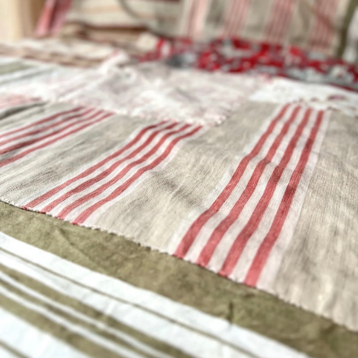 Plaid patchwork textiles anciens upcyclés