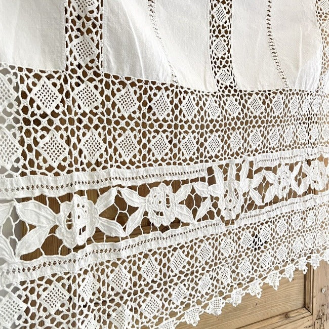 LINGE ANCIEN - Somptueux drap brodé main avec broderie Richelieu réalisé sur toile lin fin monogramme GC - Passion de blanc LINGE ANCIEN - Somptueux drap brodé main avec broderie Richelieu réalisé sur toile lin fin monogramme GC - Passion de blanc