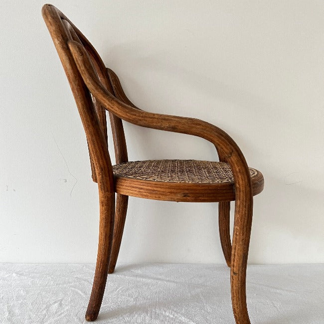 chaise pour enfant ou chaise de poupée en bois courbé assise cannée de chaise pour enfant ou chaise de poupée en bois courbé assise cannée de